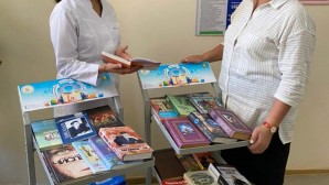 Шымкентте емделушілерге арналған кітап сөрелері қойылды
