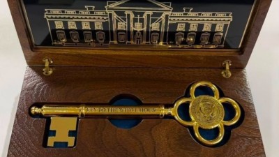 Дональд Трамп Қасым-Жомарт Тоқаевқа Ақ үйдің кілтін сыйлады