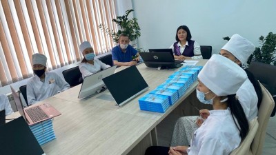 Шымкенттік ұстаз ғылыми еңбегін кітапханаларға тегін үлестірді