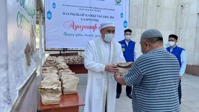 Бас мүфти атынан 2 мың адамға «ауызашар себеті» үлестірілді
