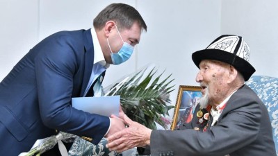 Шаһар басшысы тұрғындарды Жеңіс күнімен құттықтады