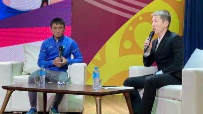 Әлем чемпионатының күміс жүлдегері жастармен кездесті