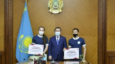 Қала әкімі олимпиада жүлдегерлеріне пәтер кілтін табыстады