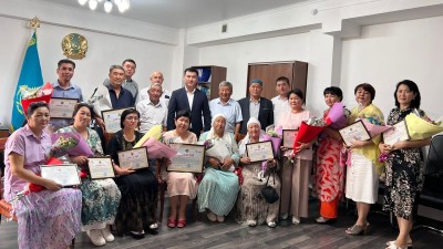 Еңбекші ауданында «Мерейлі отбасы» ұлттық конкурсының 1-ші кезеңіне қатысқан отбасылар марапатталды