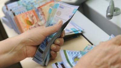 Депутат зейнеткерге 400 мың теңге үстемеақы төлеуді ұсынды