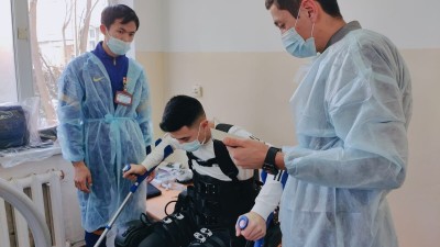Шымкентте №2 оңалту орталығында «E-helper» экзоскелеті сынақтан өткізілді
