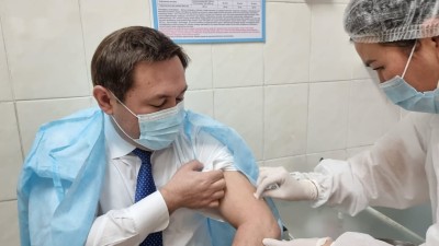 Қала әкімі ревакцинация жасады