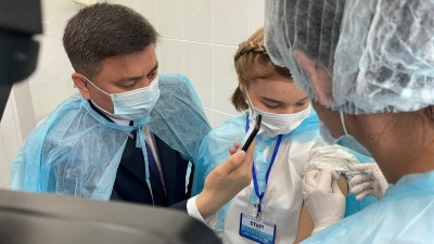 Шымкенттің бас дәрігері қызына вакцина салдырды