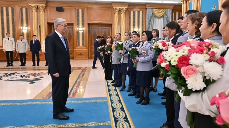 Президент Қасым-Жомарт Тоқаев Бас прокуратура, Мемлекеттік күзет қызметі, Ішкі істер министрлігі қызметкерлеріне пәтер кілтін табыстады