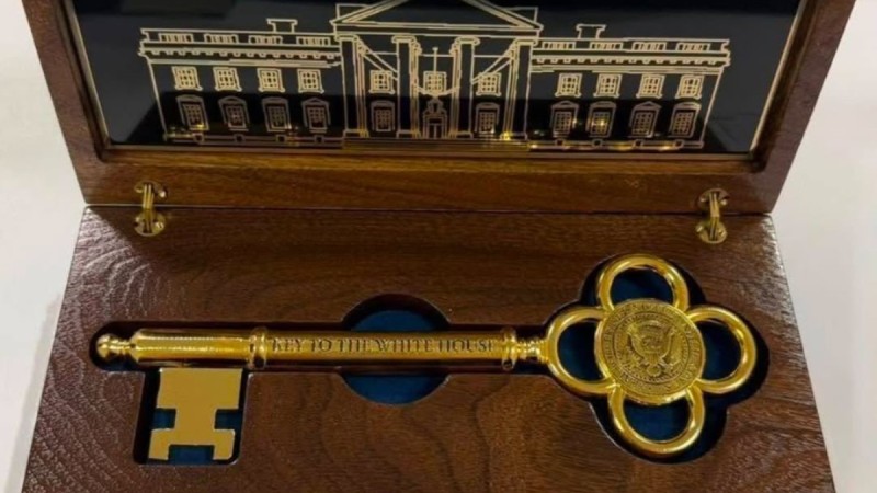 Дональд Трамп Қасым-Жомарт Тоқаевқа Ақ үйдің кілтін сыйлады