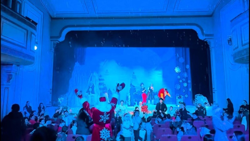 ​ШЫМКЕНТ ЖАСТАР ТЕАТРЫ ЕРЕКШЕ БАЛАЛАРҒА ЖАҢА ЖЫЛДЫҢ ШУАҒЫН СЫЙЛАДЫ