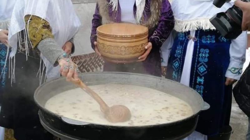 Көрісу күні: Шымкентте 100 литр Тілеу көже таратылды