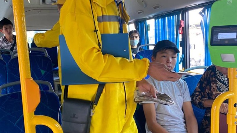 Қоғамдық көліктерде медициналық маска таратылды