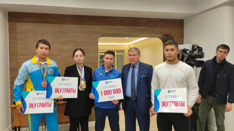 Университет ұжымы чемпиондарға құрмет көрсетті
