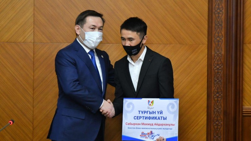 Бокстан әлем чемпионатының күміс жүлдегеріне тұрғын үй сертификаты табысталды