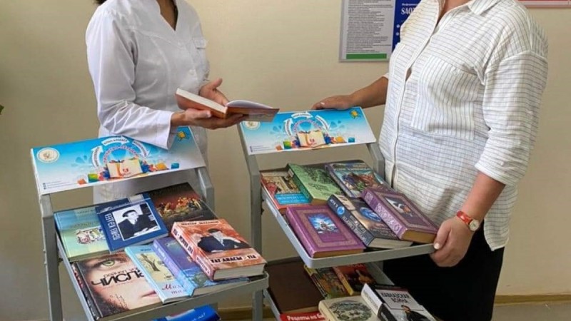 Шымкентте емделушілерге арналған кітап сөрелері қойылды