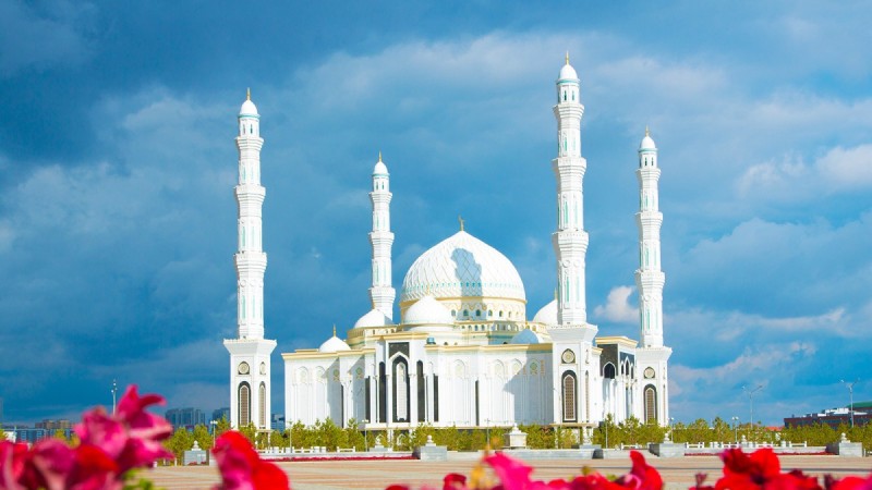 Ораза айт намазы мешіт аулаларында оқылады