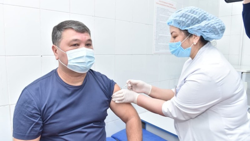 Мәслихат хатшысы ревакцинация жасады