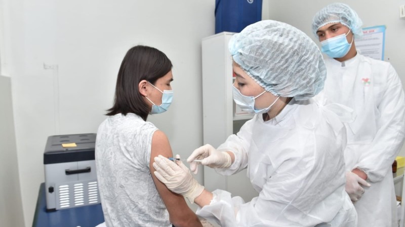 Гимназия оқушылары ковидке қарсы екпе алуда