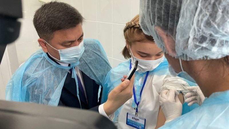 Шымкенттің бас дәрігері қызына вакцина салдырды