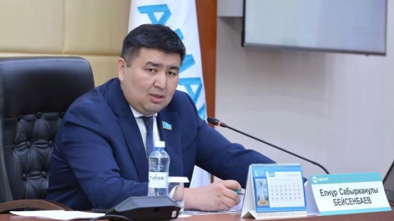 Елнур Бейсенбаев предложил укрепить понятие семьи и брака в Конституции