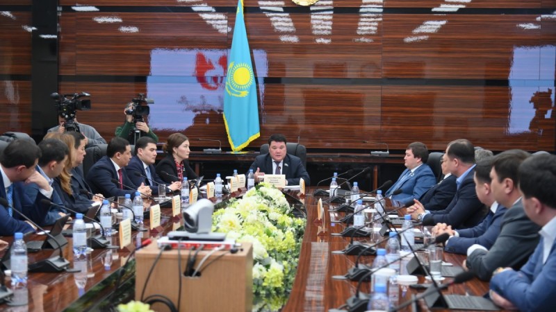 МӘСЛИХАТ ДЕПУТАТТАРЫ КОНСТИТУЦИЯНЫҢ ЖАҢА ЖОБАСЫН ТАЛҚЫҒА САЛДЫ